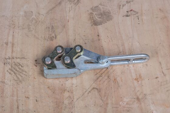 Buy Durable Earth Wire Tensioning Clamp for 50-70mm² with 20-30 kN Load Capacity and Quick Cam-Locking online manufacture